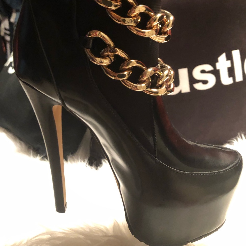 Zigi Girl Ankle boots- size 9